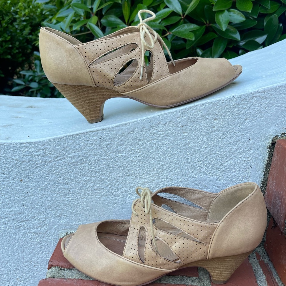 Chelsea Crew tan vintage style heels